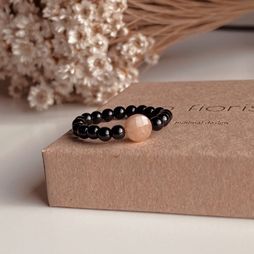 pierścionek z onyksem i kamieniem słonecznym