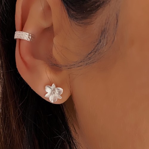 nausznica srebrna młotkowana