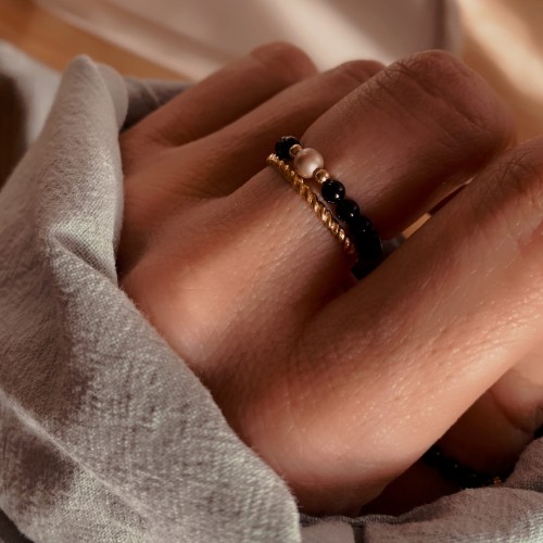 pierścionek elastyczny z onyksem i perłą