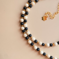 choker czarno biały ze złotymi koralikami